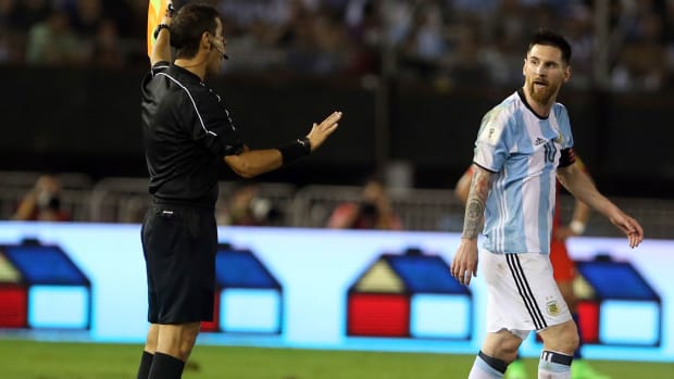 messi-referee-argentina-chile.jpg